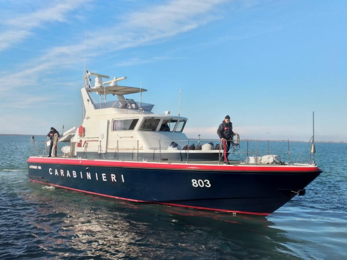 Imbarcazione turistica irregolare sequestrata in laguna: denunciate due persone
