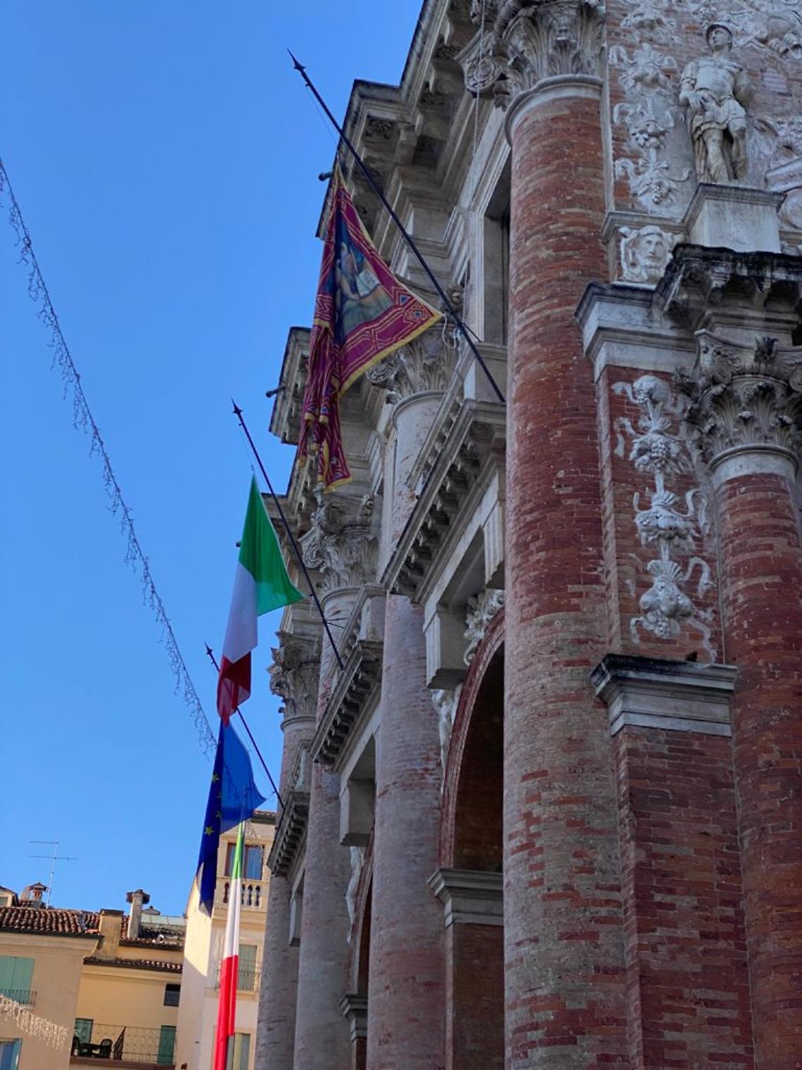Bandiere a mezz'asta per la morte di Sassoli