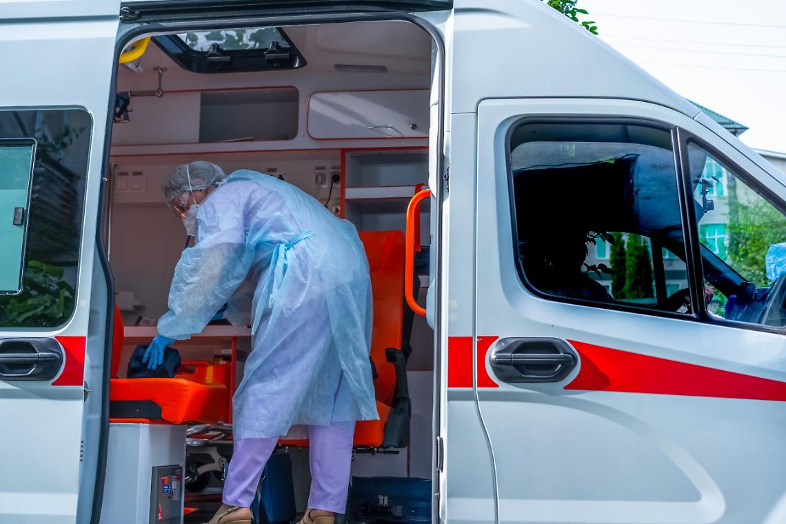 Incidente a scuola: giovane studentessa dito amputato mentre pulisce un macchinario