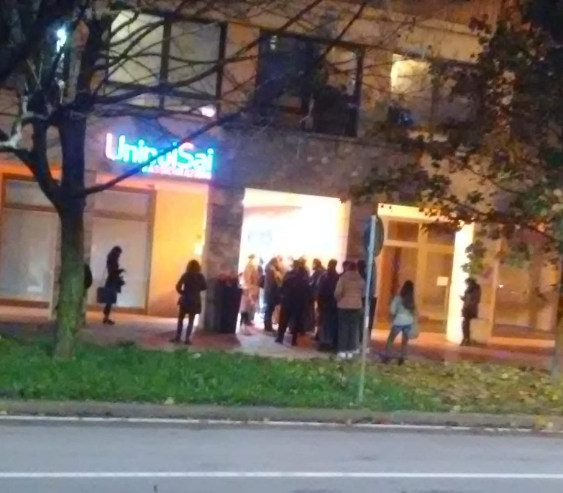 Ambulatorio e gente in via Sella