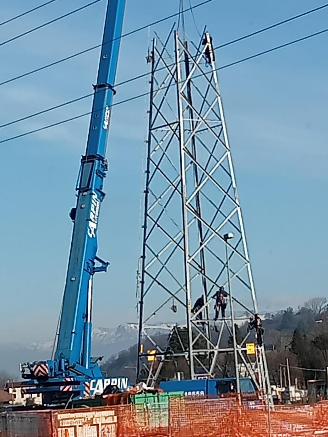 Cantiere viale del sole traliccio folgorato