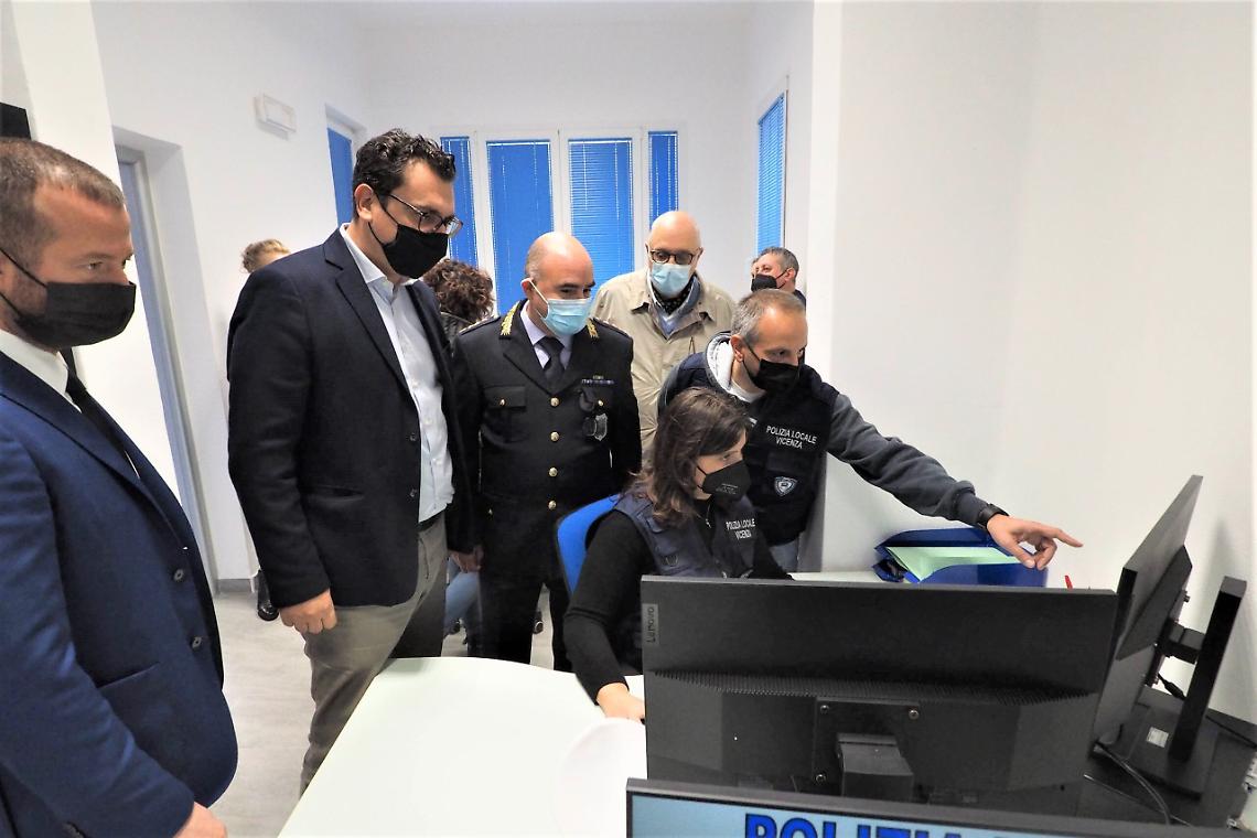 Polizia locale interno sede Campo Marzo con persone