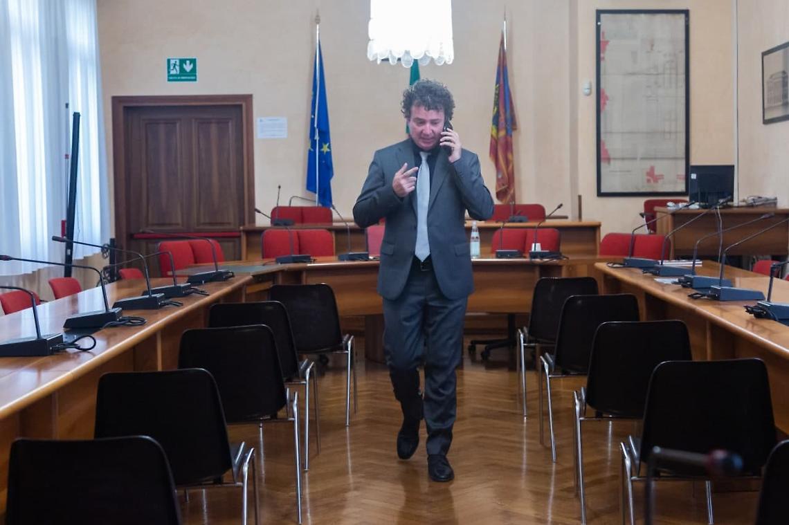 SIndaco Omar Barbierato in sala consigliare