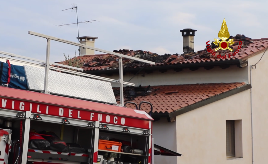 Villaga incendio in abitazione in collina