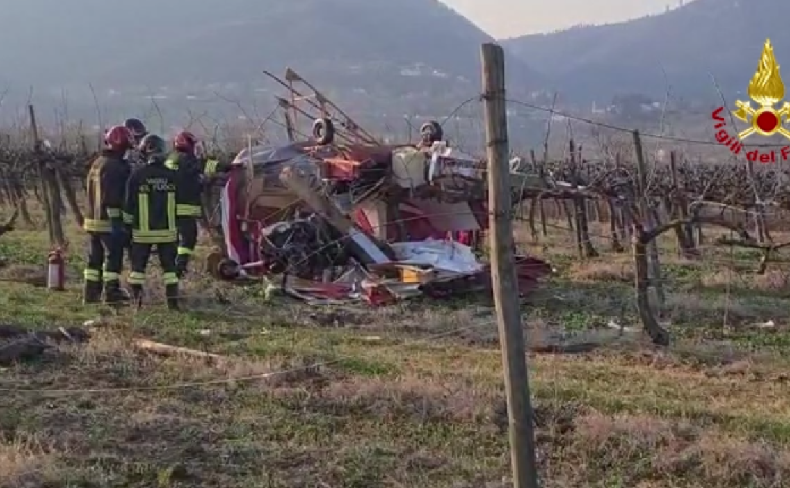 Villaga ultraleggero cade in vigna