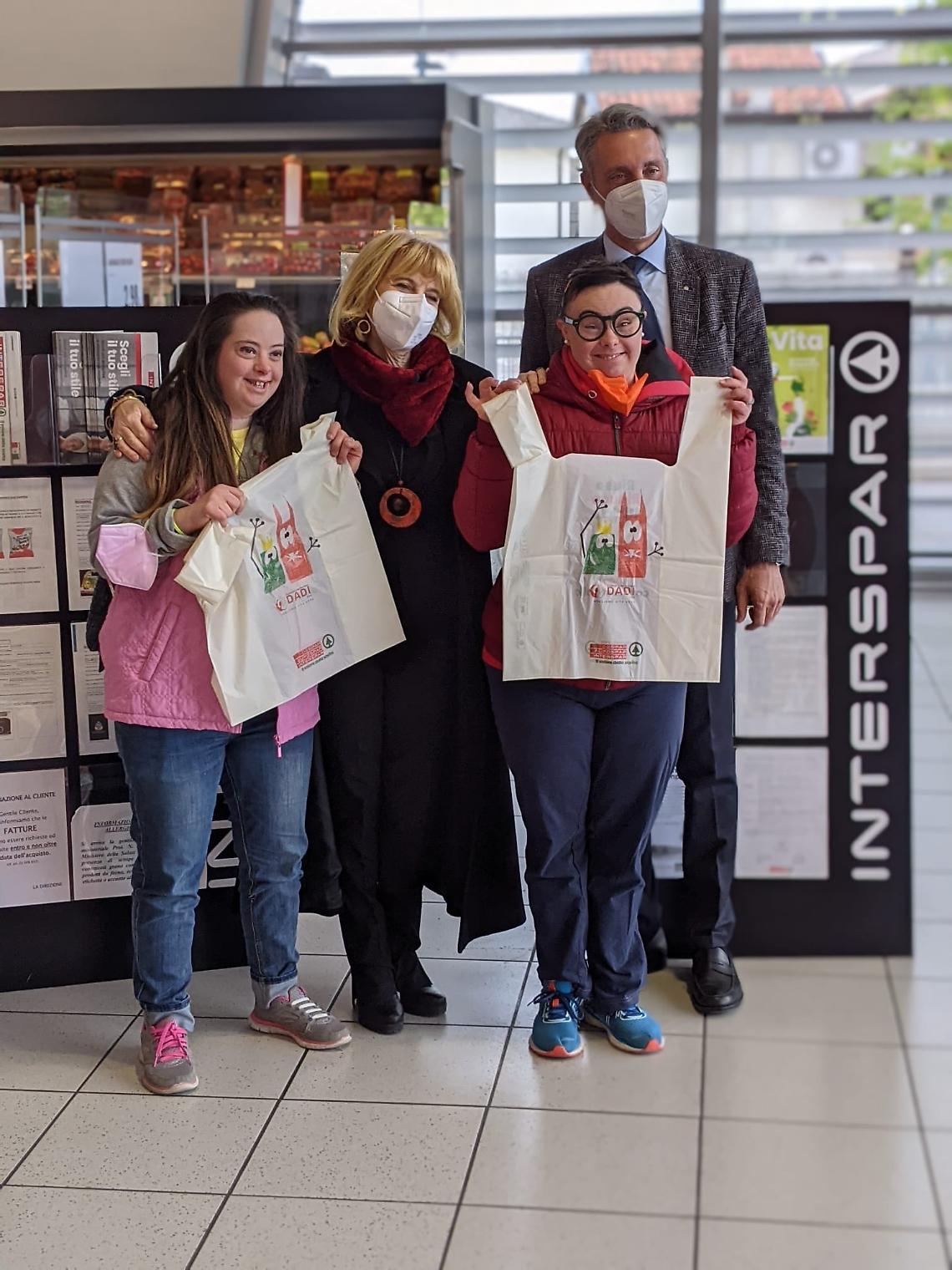 Presidente Tolot e Direttore Giovanni Taliana con ragazze di Down Dadi