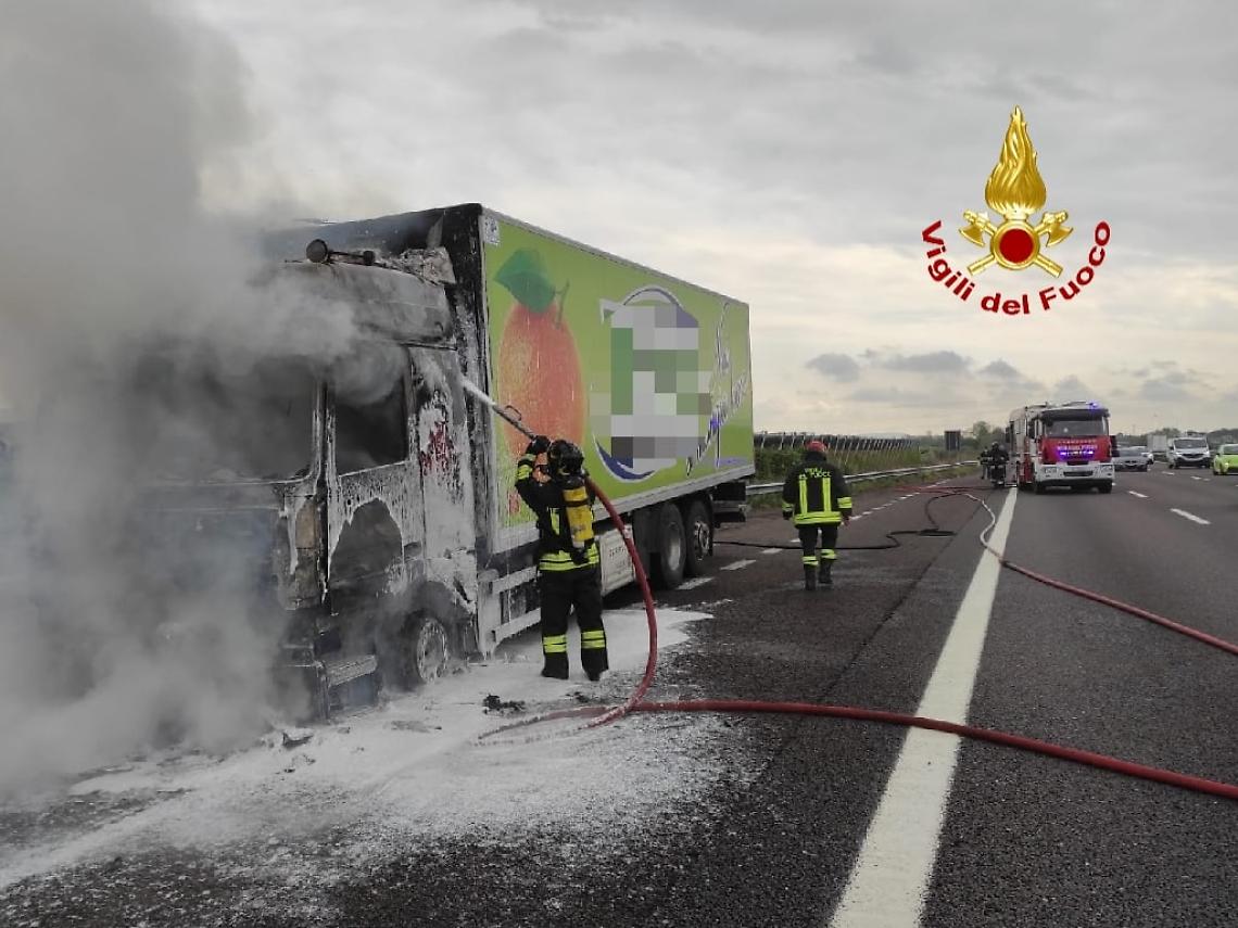 camion incendiato 1