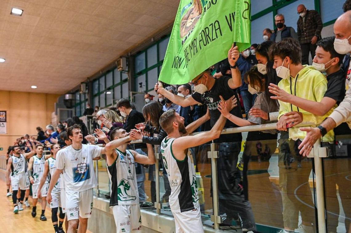 virtus padova abbraccio tifosi