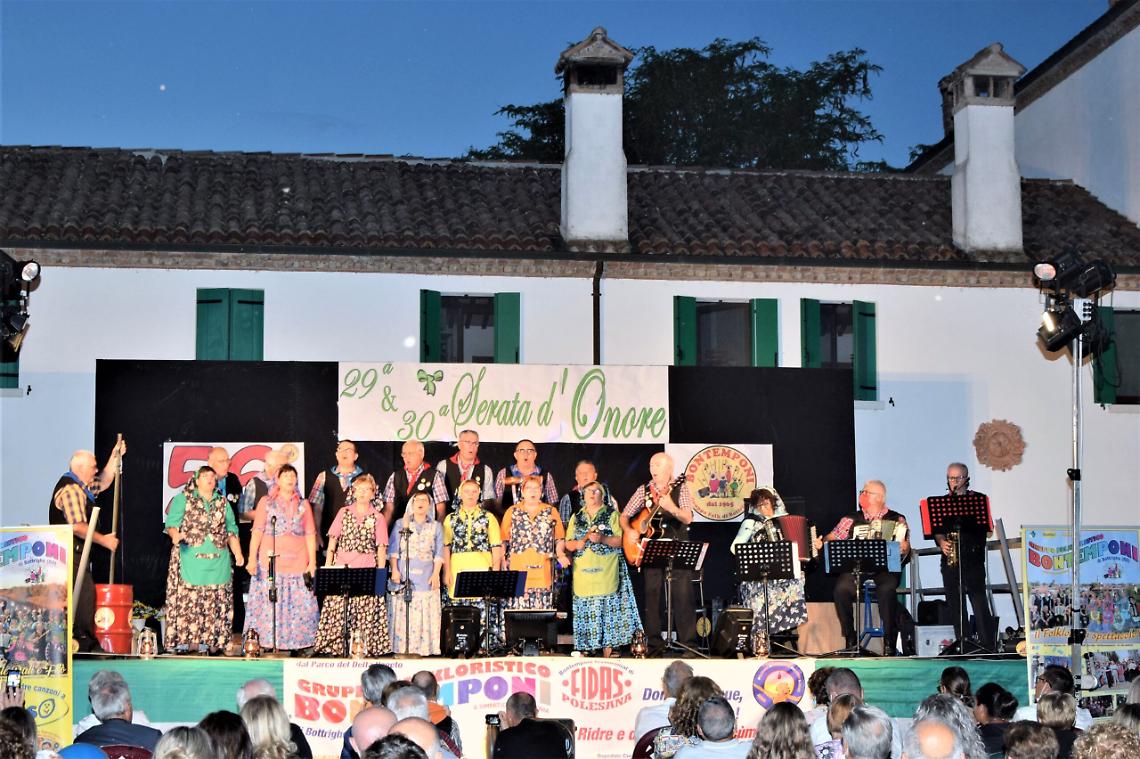 BOX 12 -Bottrighe, I Bontemponi durante la precedente 30 Serata d Onore (1)