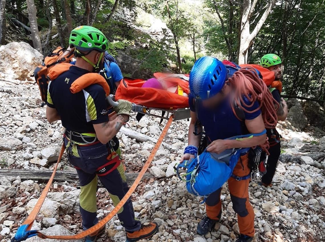 valli del pasubio cade nel canale ritaglio
