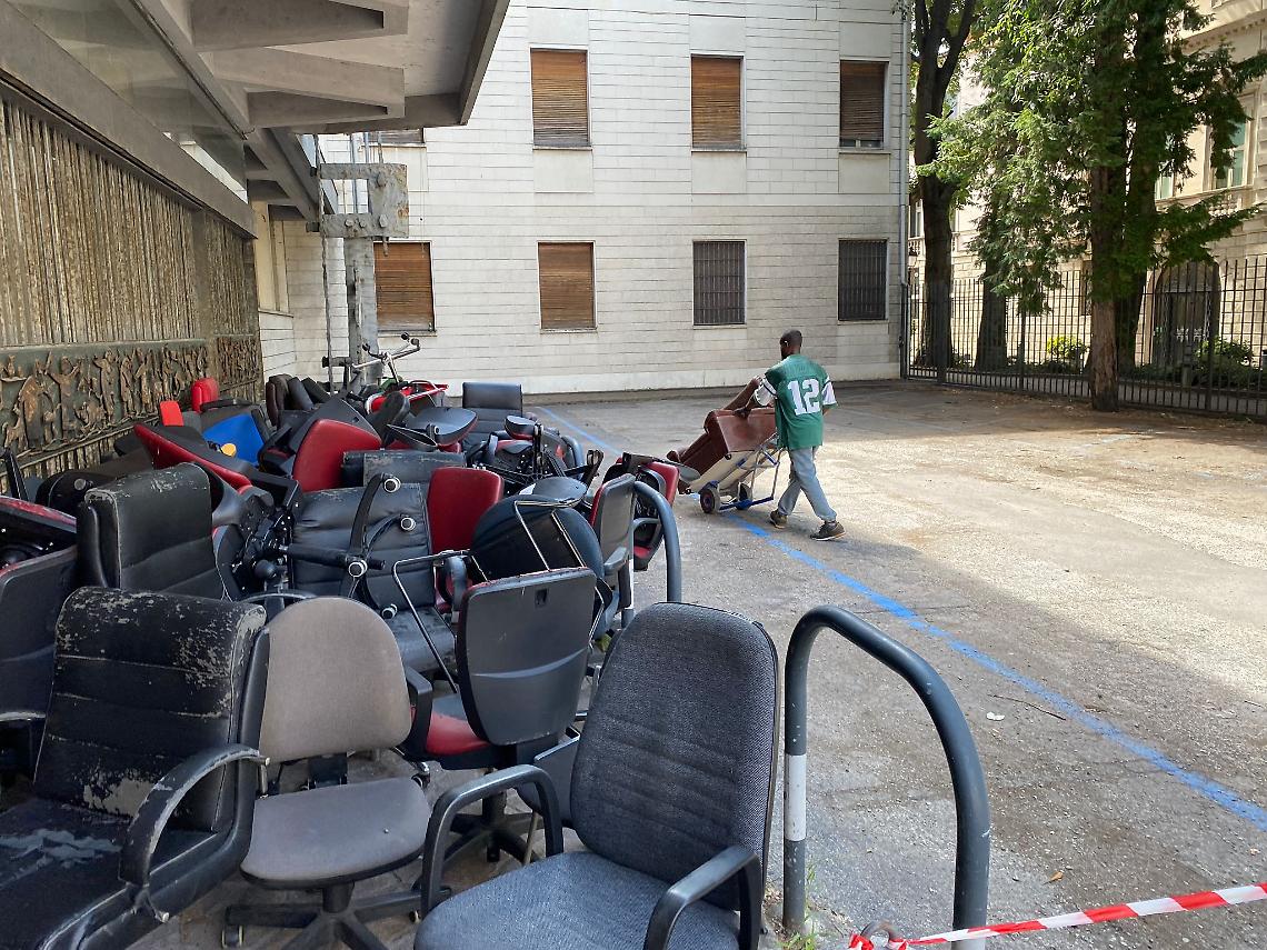 Ex tribunale a santa Corona sedie ammassate all'ingresso