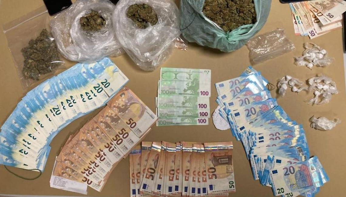 stupefacente e denaro arresti per spaccio