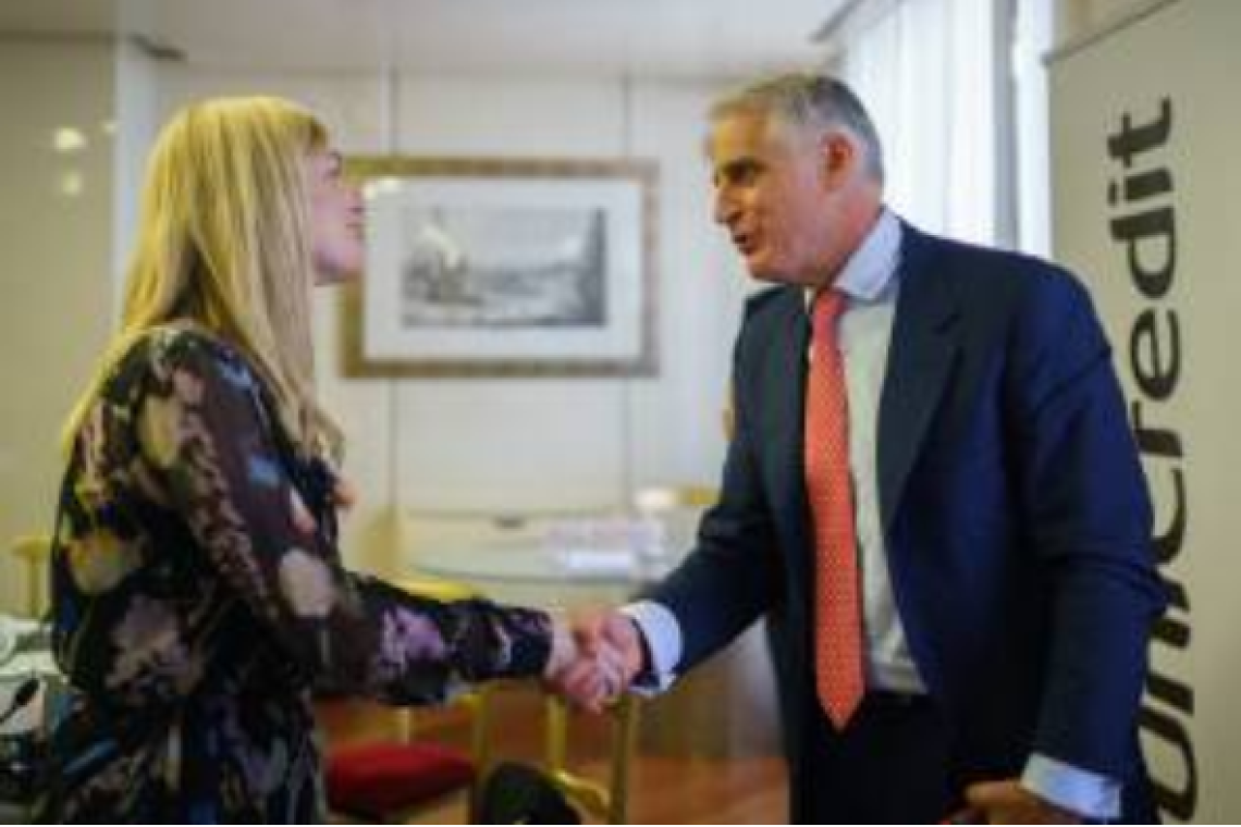 Il Ceo di UniCredit, Andrea Orcel, e Abigail Huston di Teach For All Europe