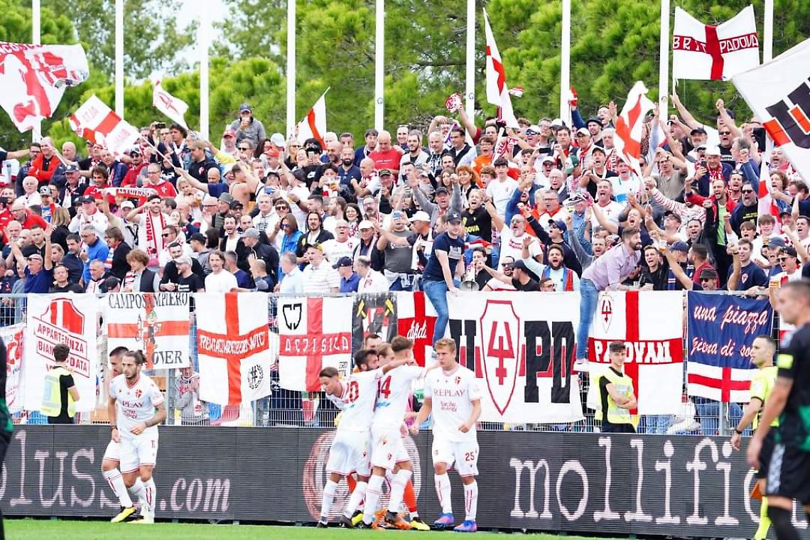 i tifosi del Padova a Pordenone