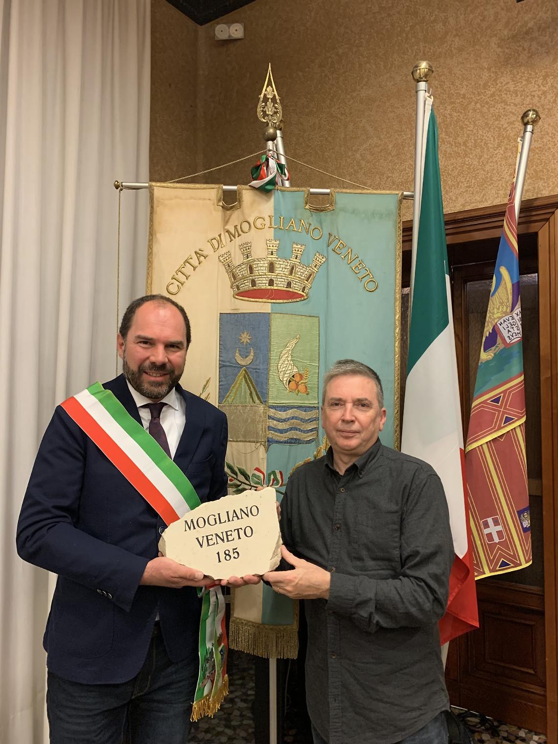 Sindaco Bortolato e Vicesindaco Copparoni con pietra