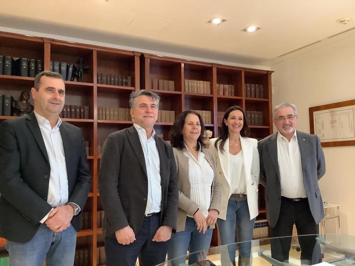Etra Bacino_affidamento firma_ da sinistra Roberto Parolin (Etra); Domenico Lenzi (Etra), Giuseppina Cristofani (Bacino Brenta), Antonella Argenti (Bacino Brenta), Flavio Frasson (Etra)