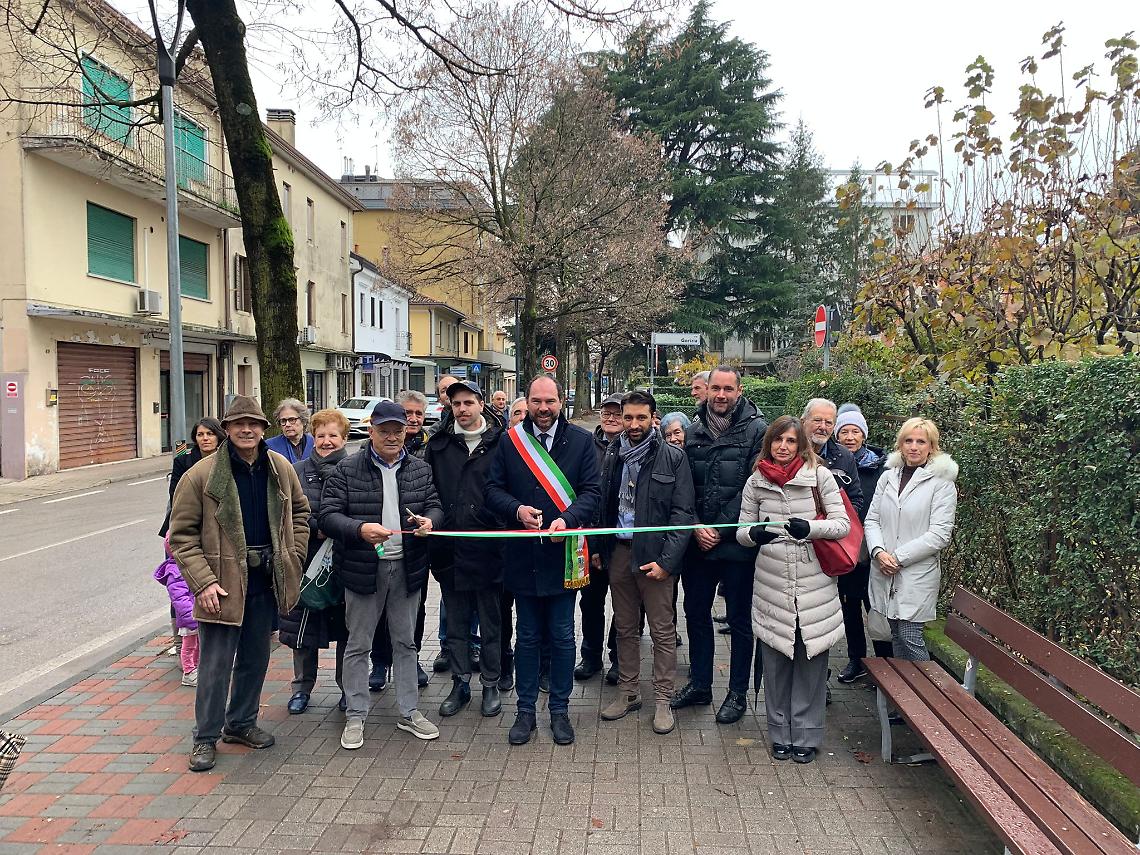 Sindaco Bortolato e Consigliere Bison al brindisi conclusivo del rifacimento marciapiede di Via Roma (1)