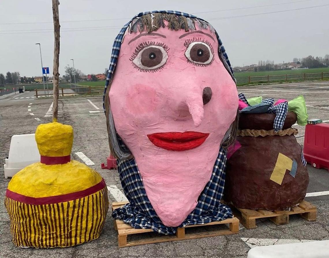 Cartura Fiacoeada dea Striga befana in cartapesta realizzata da alunni quinta primaria(1)