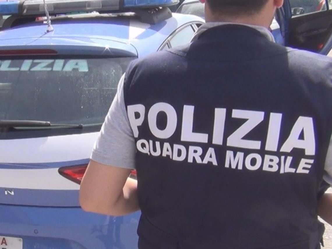 Polizia squadra mobile vista da dietro