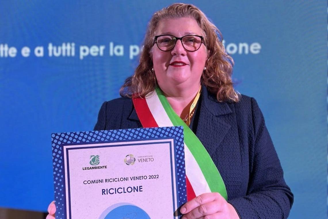 vigodarzere riciclone_assessore Bergamin con l'attestazione