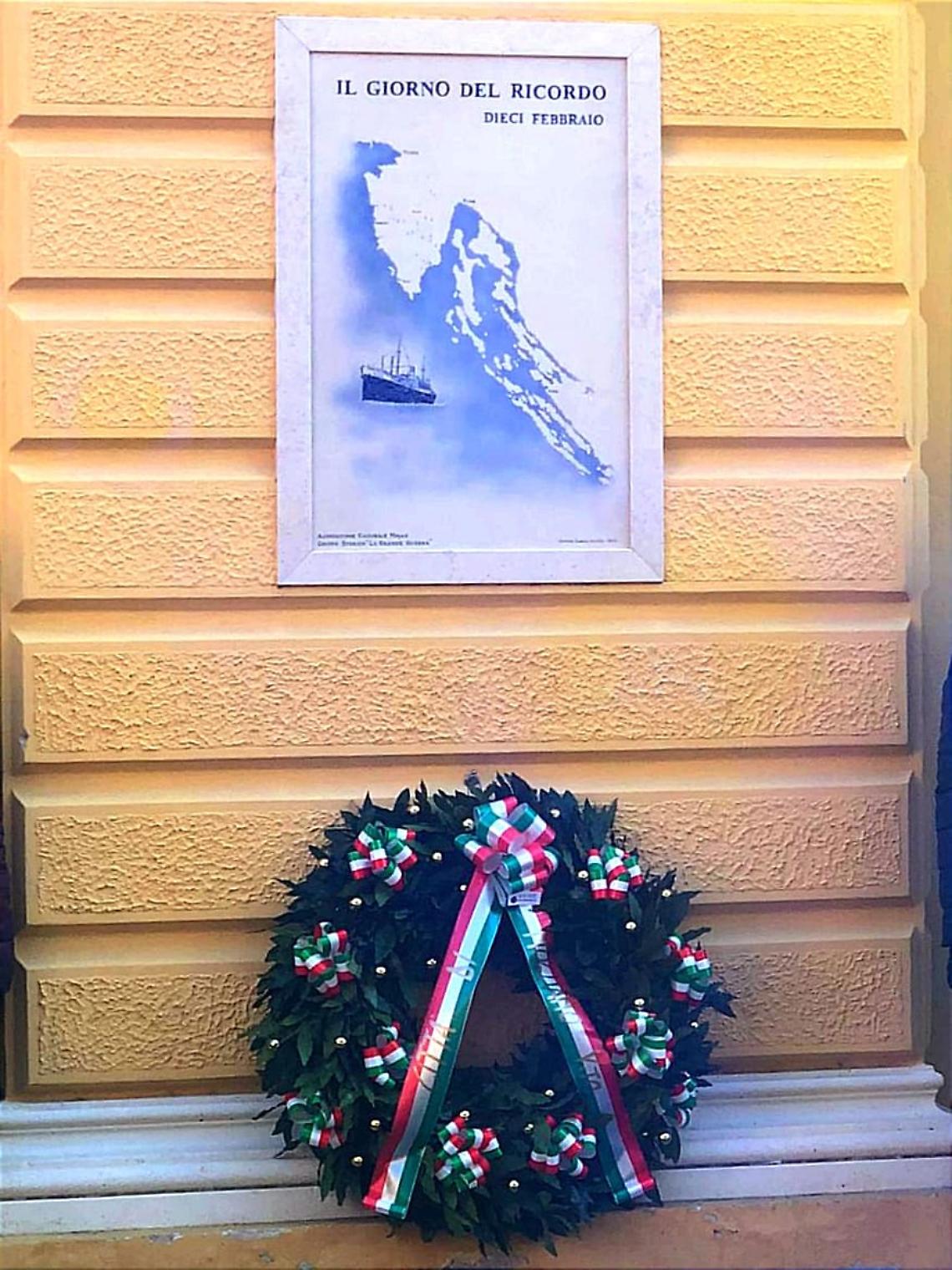 Corona alloro ai piedi della targa commemorativa delle vittime delle Foibe in Piazza Caduti