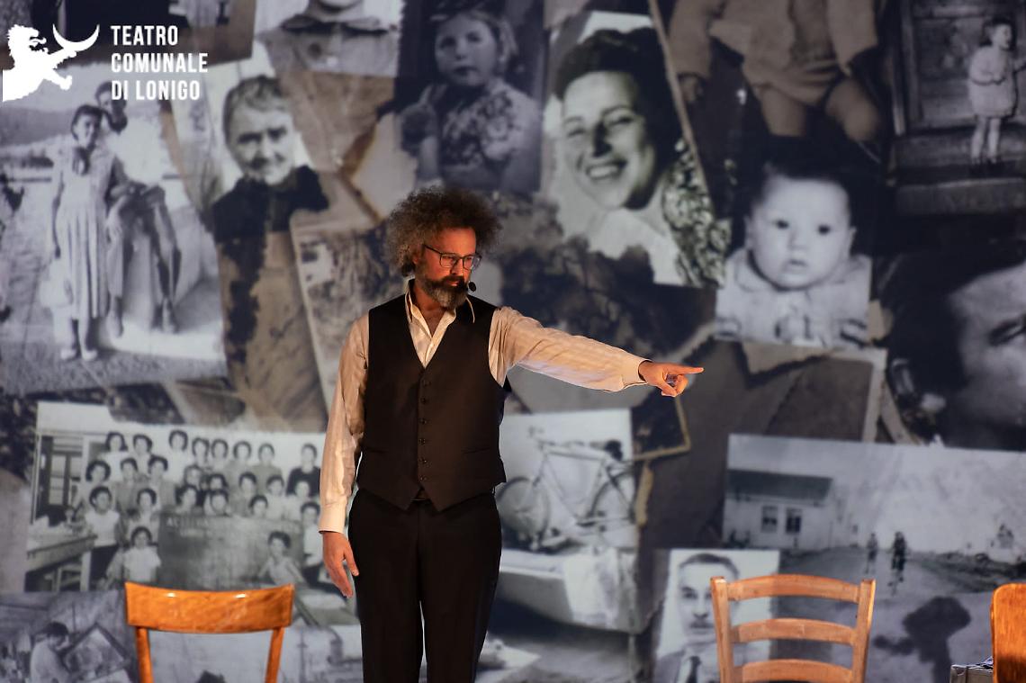 Simone Cristicchi Magazzino 18 in piedi