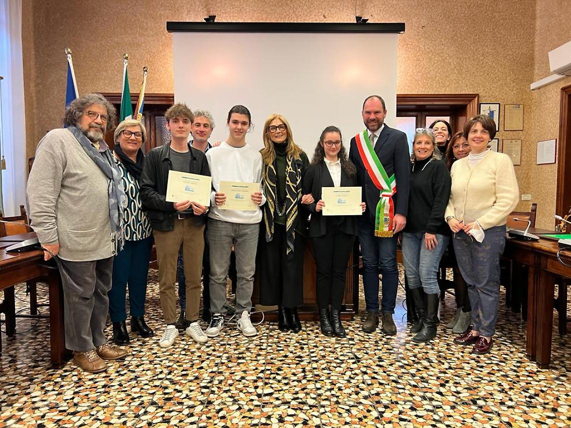 Il Sindaco Davide Bortolato con l'assessore Giuliana Tochet, alcuni membri della Consulta Comunale, la Preside e un insegnante del Collegio Salesiano Astori e i liceali premiati