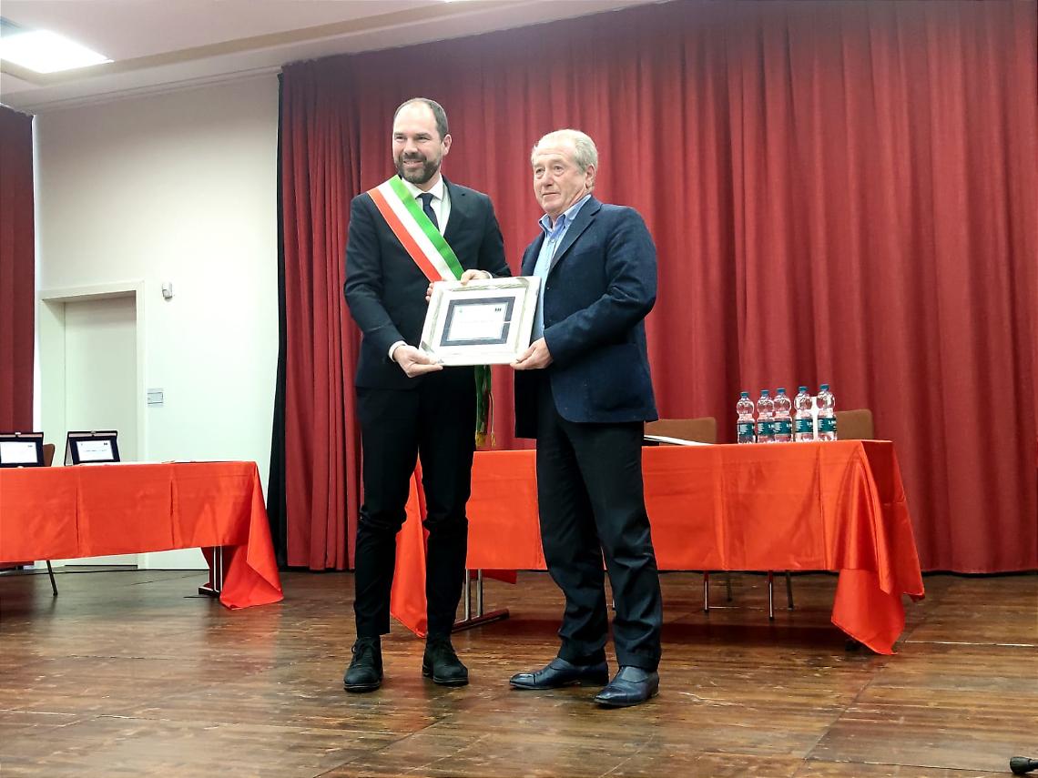 Il Sindaco Davide Bortolato consegna il riconoscimento al Cittadino Benemerito Leonardo Muraro