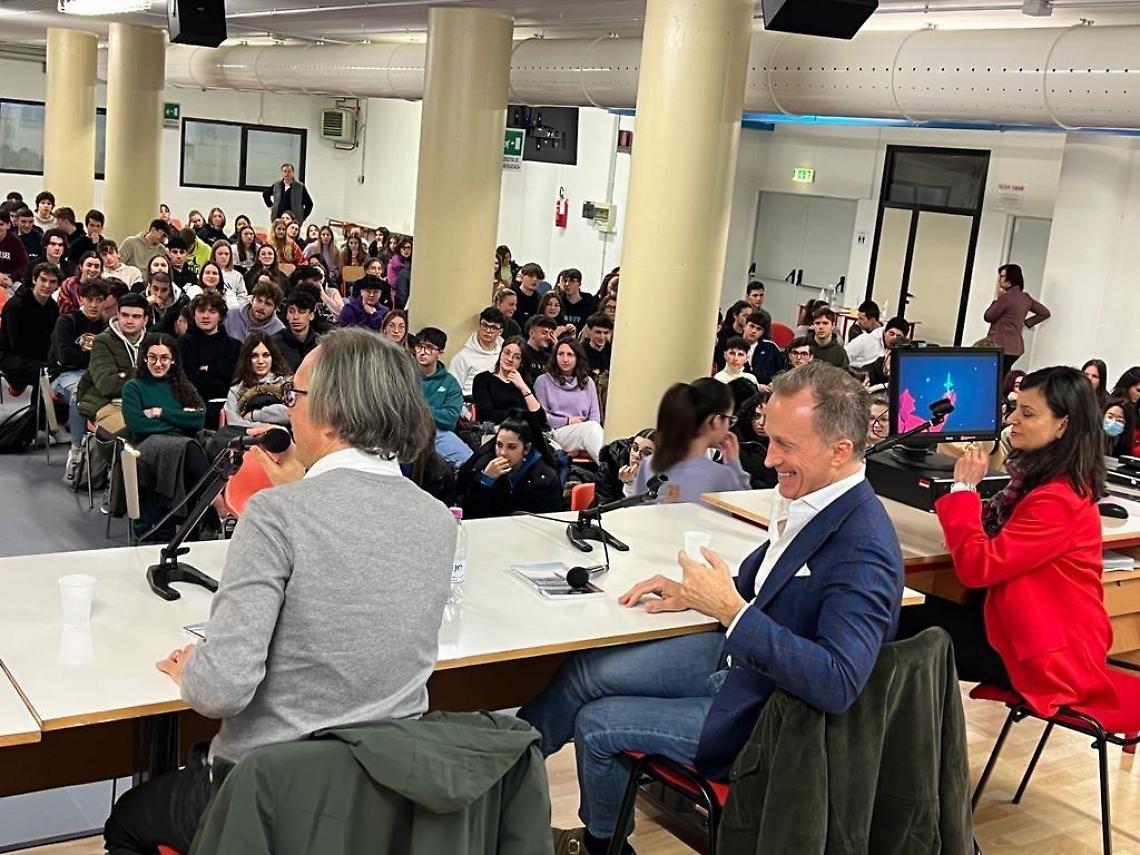 Oscar Marchetto (al centro) incontra gli studenti