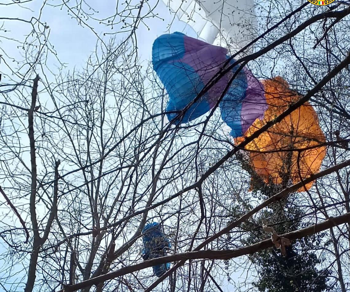 Parapendio foto recupero su albero