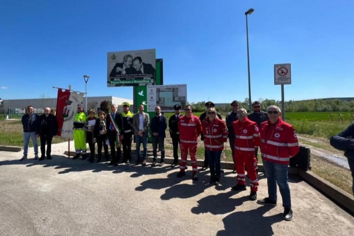 Foto di gruppo - inaugurazione Parco Falcone e Borsellino