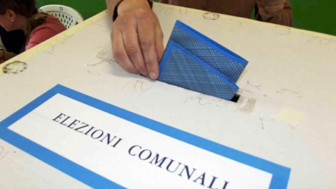 elezioni comunali scheda nell'urna