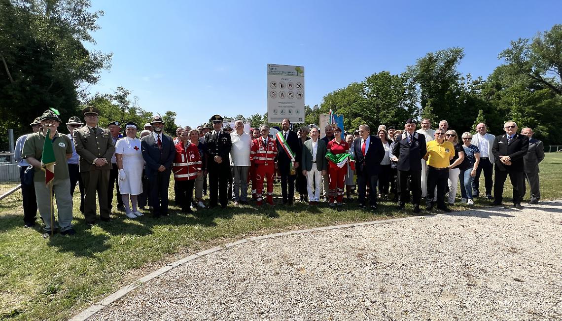 Sindaco Davide Bortolato e parte dell'Amministrazione Comunale con i numerosi presenti alla cerimonia di intitolazione