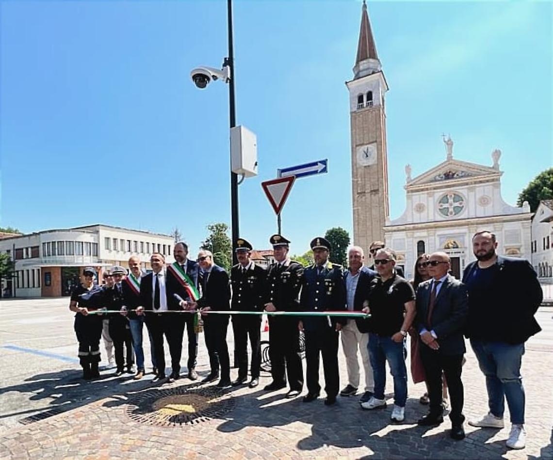 Taglio del nastro grande piano di videosorveglianza del territorio