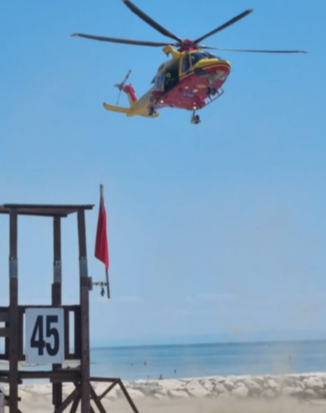 Dramma al Lido di Venezia: anziano muore in mare colto da un malore