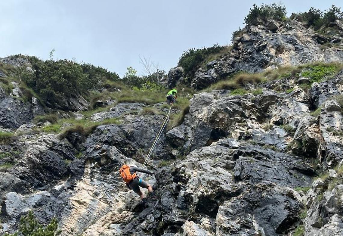 Salvate nel buio del Monte Serva: due escursioniste raggiunte dai soccorritori dopo ore di paura