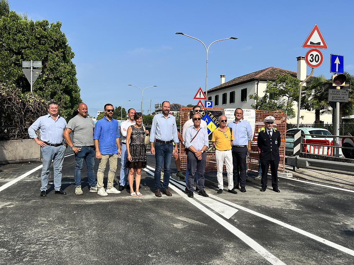 Foto di gruppo in seguito alla riapertura
