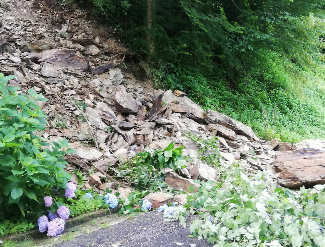 frana strada bloccata