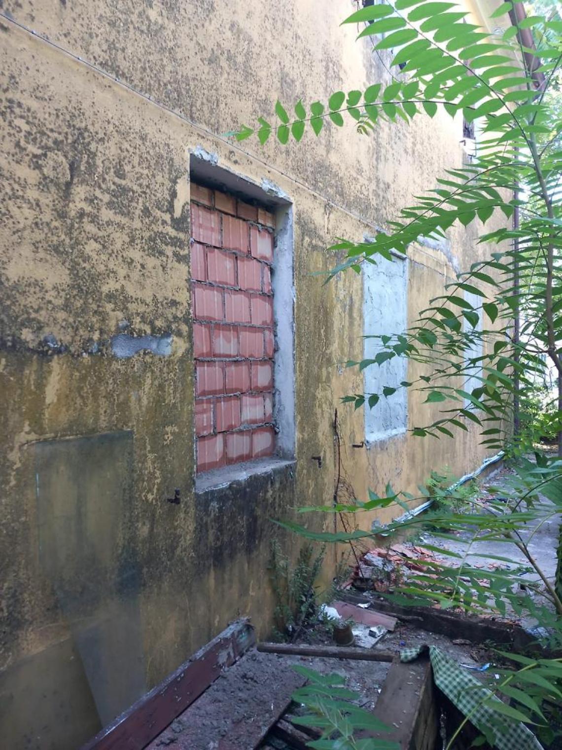 Occupavano abusivamente degli edifici: denunciate 8 persone