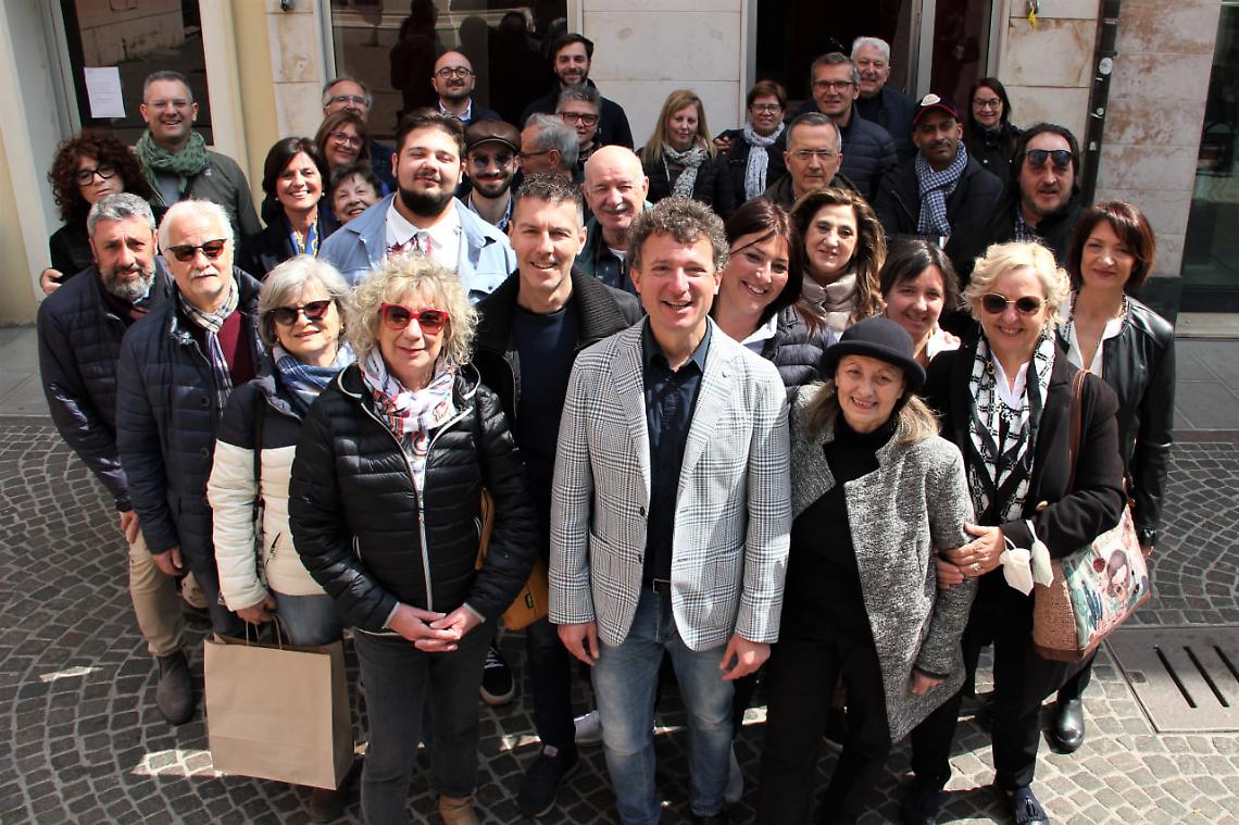 foto di gruppo liste davanti alla sede movimento civico adria