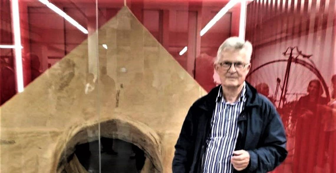 Milano, Gilberto Maddalena davanti alla restaurata tenda rossa 2