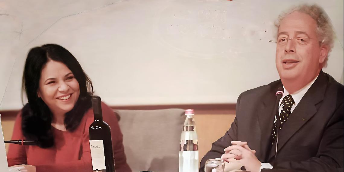 Toni e Michela Murgia nel 2010 a Schio con la famosa bottiglia di vino