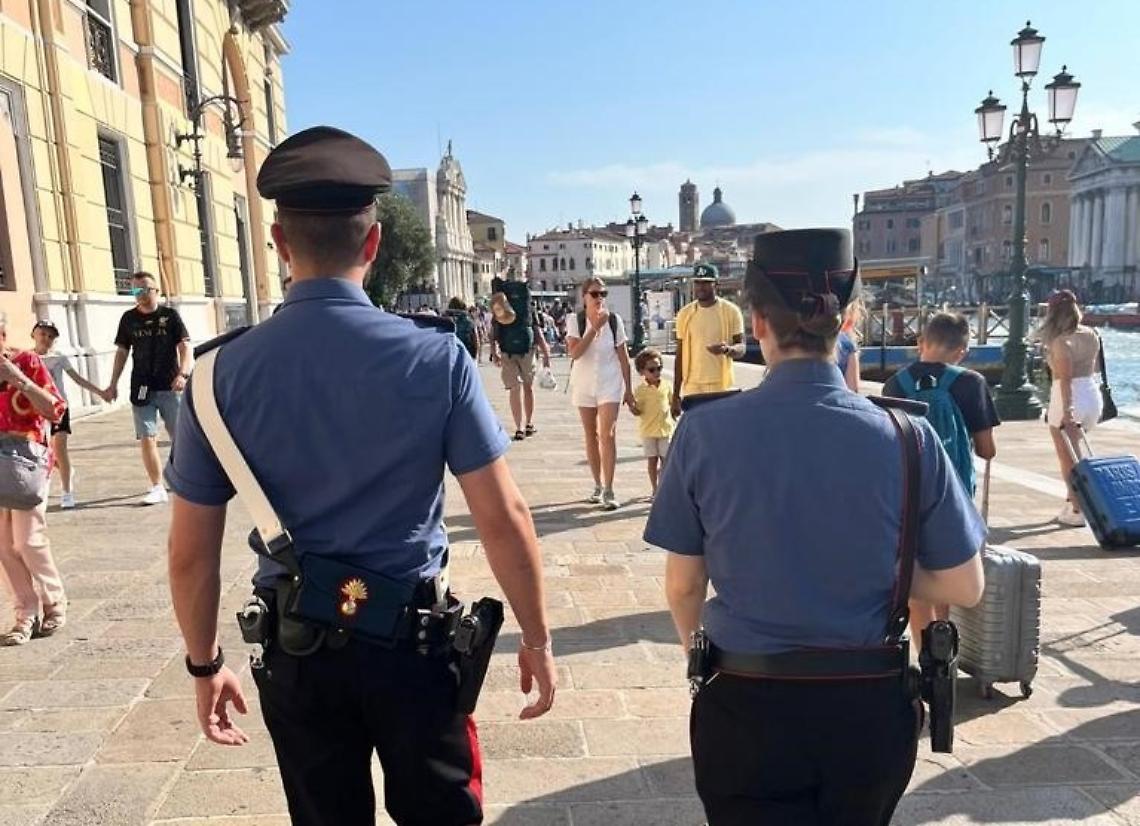 Venezia, tre arresti per furto aggravato: la banda dei borseggiatori fermata alla Stazione Santa Lucia