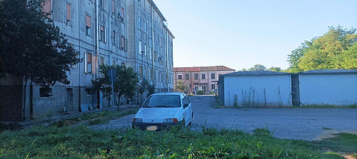 auto abbandonata adria