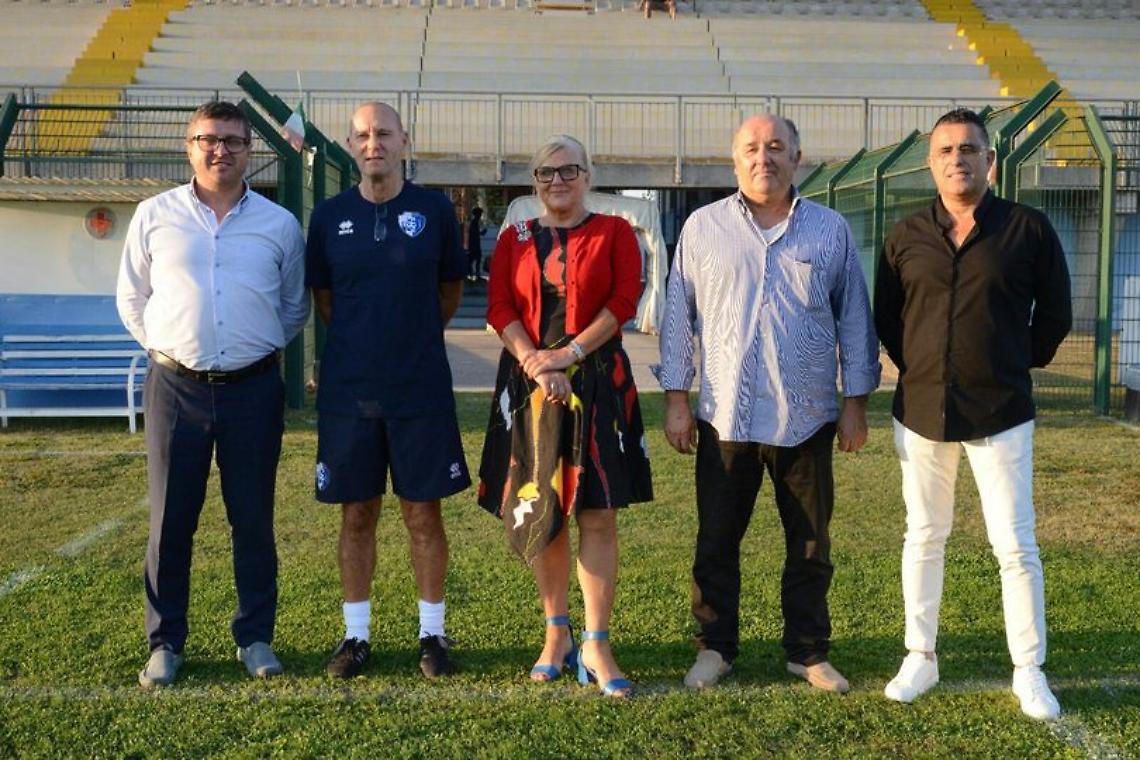 Fabio Perinelli con la dirigenza del Rovigo