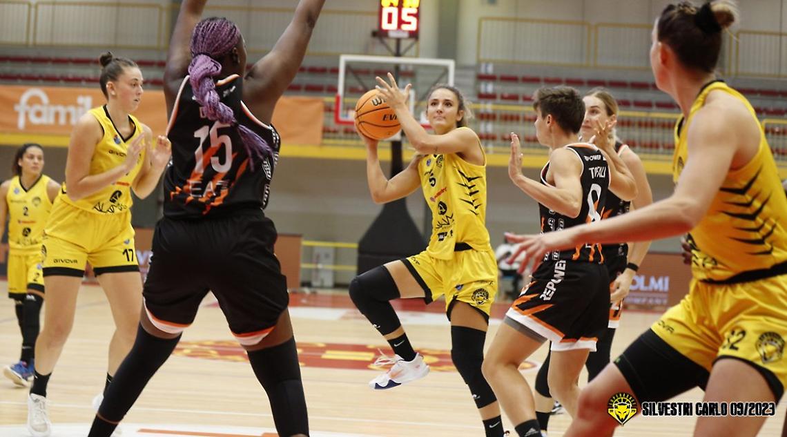 Un'azione di gioco tra Alama-Milano(www.lupebasket.it)