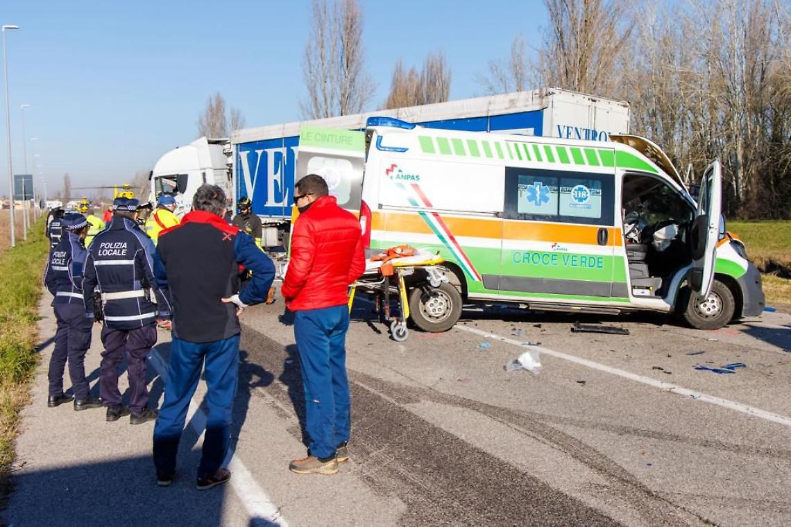 INCIDENTE FERRARA_ AMBULANZA_ CROCE VERDE