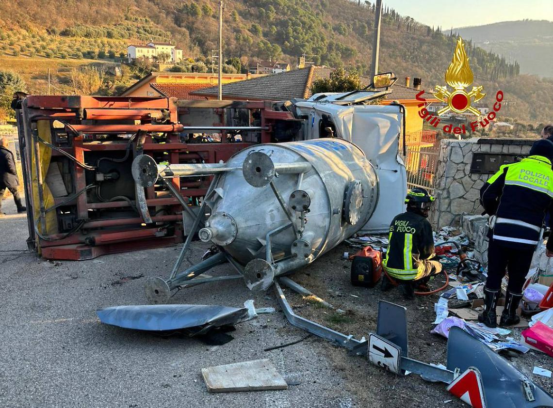 Grancona camion rovesciato