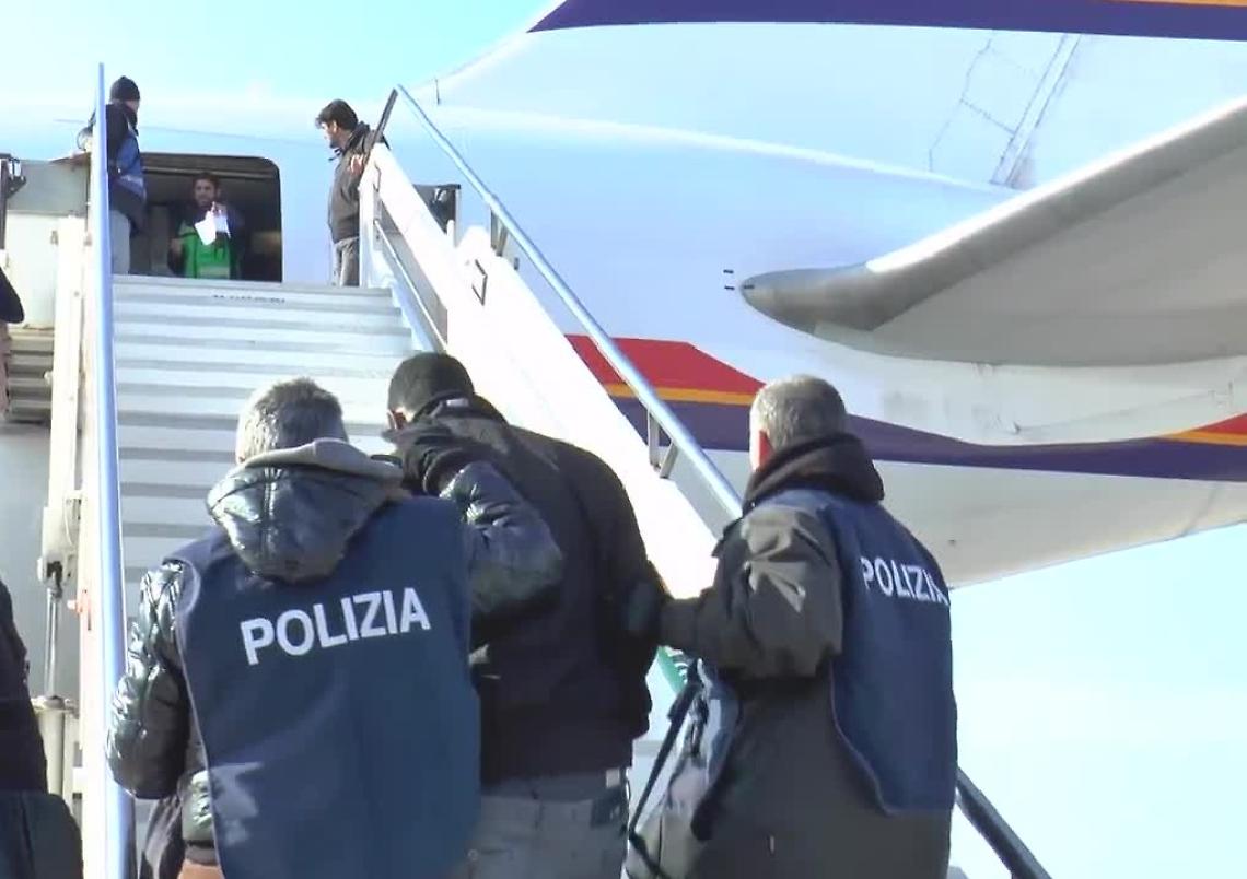 espulsione accompagnamento al Paese con l'aereo