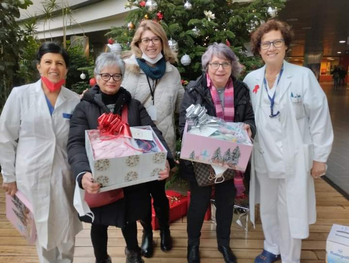 foto consegna degli scialli anteas natale 2023 (002)